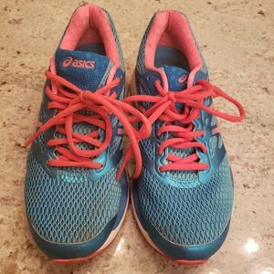 Woman's Asics Size 7 Runners